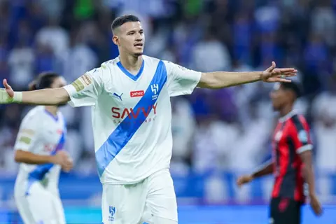 زلزال في الرياض.. هل يكرر عبد الله الحمدان تجربة 9 نجوم جمعوا بين الهلال والنصر؟